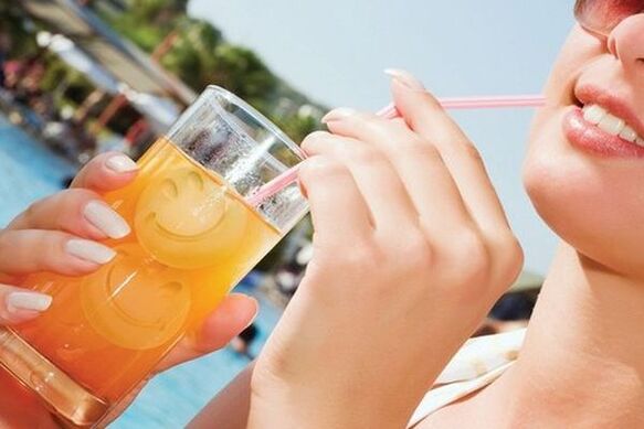 Een meisje dat gewicht verliest door een drinkdieet