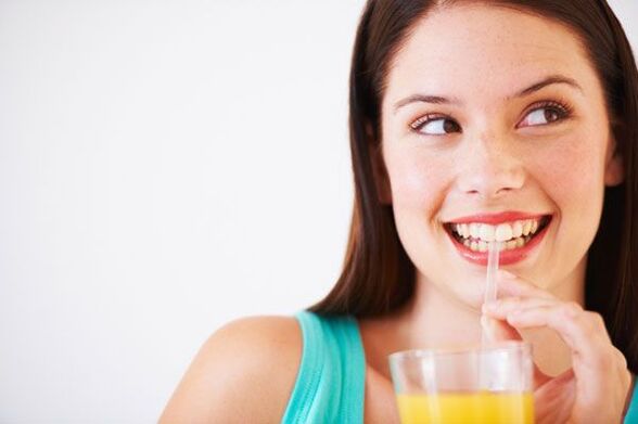 Tevreden met de resultaten van het drinkdieetmeisje