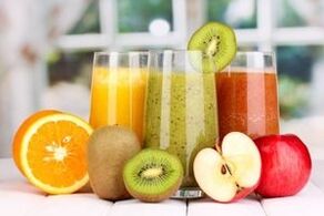 Vers geperste sappen van groenten, fruit of bessen in het drinkdieetmenu