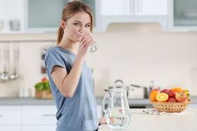 Zuiver water drinken tijdens een drinkdieet