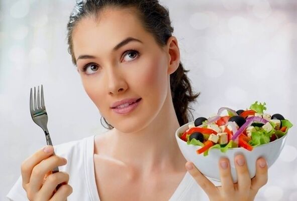 Meisje met salade in haar hand
